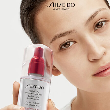 Shiseido Revitalizing Treatment Softener Lotion Soin Revitalisant 75 ml โลชั่นที่ซึมซาบสู่ผิวได้อย่างรวดเร็ว เสมือนมีม่านบางๆ เนียนนุ่มเคลือบปกป้องผิว ให้ผิวยืดหยุ่น ชุ่มชื้น แน่นกระชับ ปราศจากริ้วรอยเส้นบาง ต่อต้านสัญญาณความร่วงโรยผิว ปรับสมดุลผิว พร้อมกระตุ้นการผลิตความชุ่มชื้น